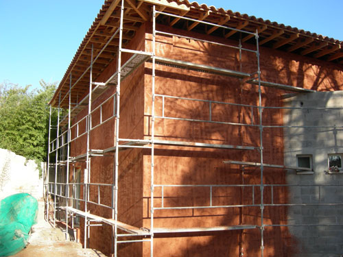 Arrière du bâtiment ; mise en place de l'enduit